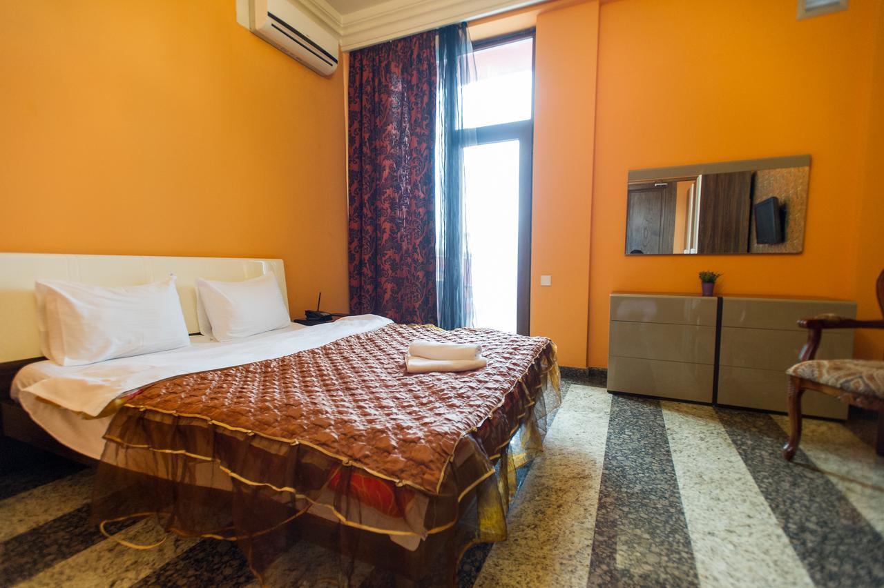 Hotel Amber バトゥーミ エクステリア 写真